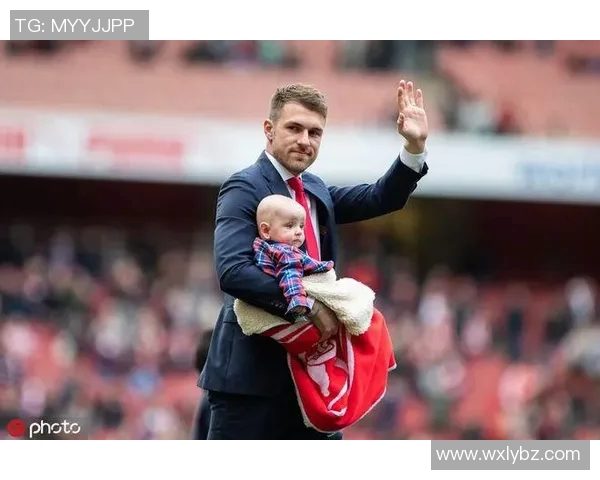 拉姆塞在曼联训练基地被墨西哥球迷围堵,意外事件背后的深情故事